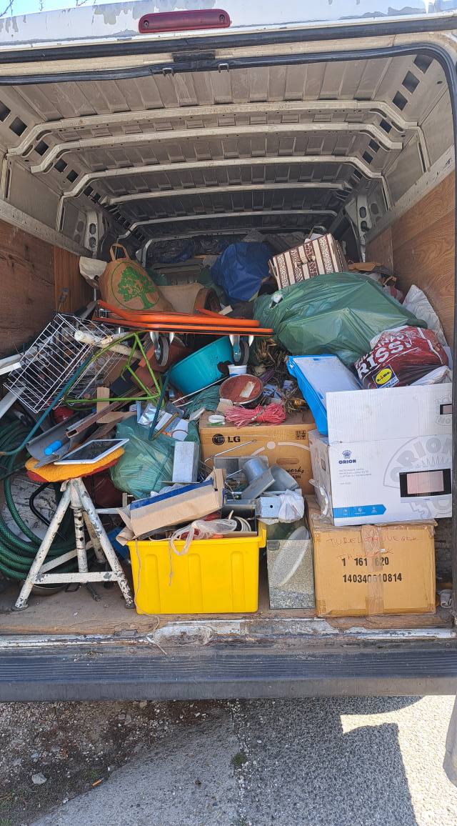 Lomtalanítás Diósdon teherautóval